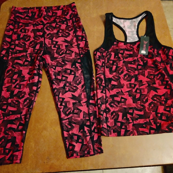 BRAND NEW It Mrino? Workout Outfit - Picture 1 of 5